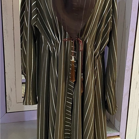 Imported greenish nude abaya with scarf, size upto 46”, length around 54” - Picture 6 of 12